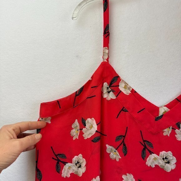 Torrid Tank Top Womens Size 2 red Floral polyester Sleeveless V‎ Neck - Picture 3 of 5